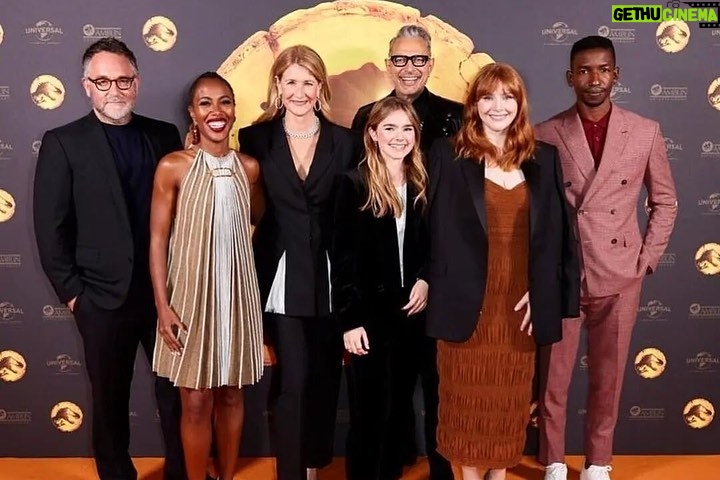 Bryce Dallas Howard Instagram - From a magical dinner at La Casa Azul and virtual dinosaur installations in Trafalgar Square, to all the beautiful people I’ve met and have gotten the chance to reunite and work with along the way, this #JurassicWorldDominion tour has been incredibly special 🧡 Thank you Mexico City & London for making my first proper trip out into the world since 2020 one I’ll never forget!! 🦖 ⁣⁣⁣⁣ ⁣⁣⁣⁣ Makeup: Kara Bua (@karayoshimotobua) ⁣⁣⁣⁣ Mexico Hair: Jenny Cho (@jennychohair) ⁣⁣⁣⁣ London Hair: Christian Wood (@cwoodhair)⁣⁣ Manicure: Sarah Chue (@chuenails) ⁣ ⁣ [ID: The cast of Jurassic World Dominion, in various configurations and black-tie gowns and suits, pose in front of the Jurassic World logo for the Mexico City and London premieres of the movie]