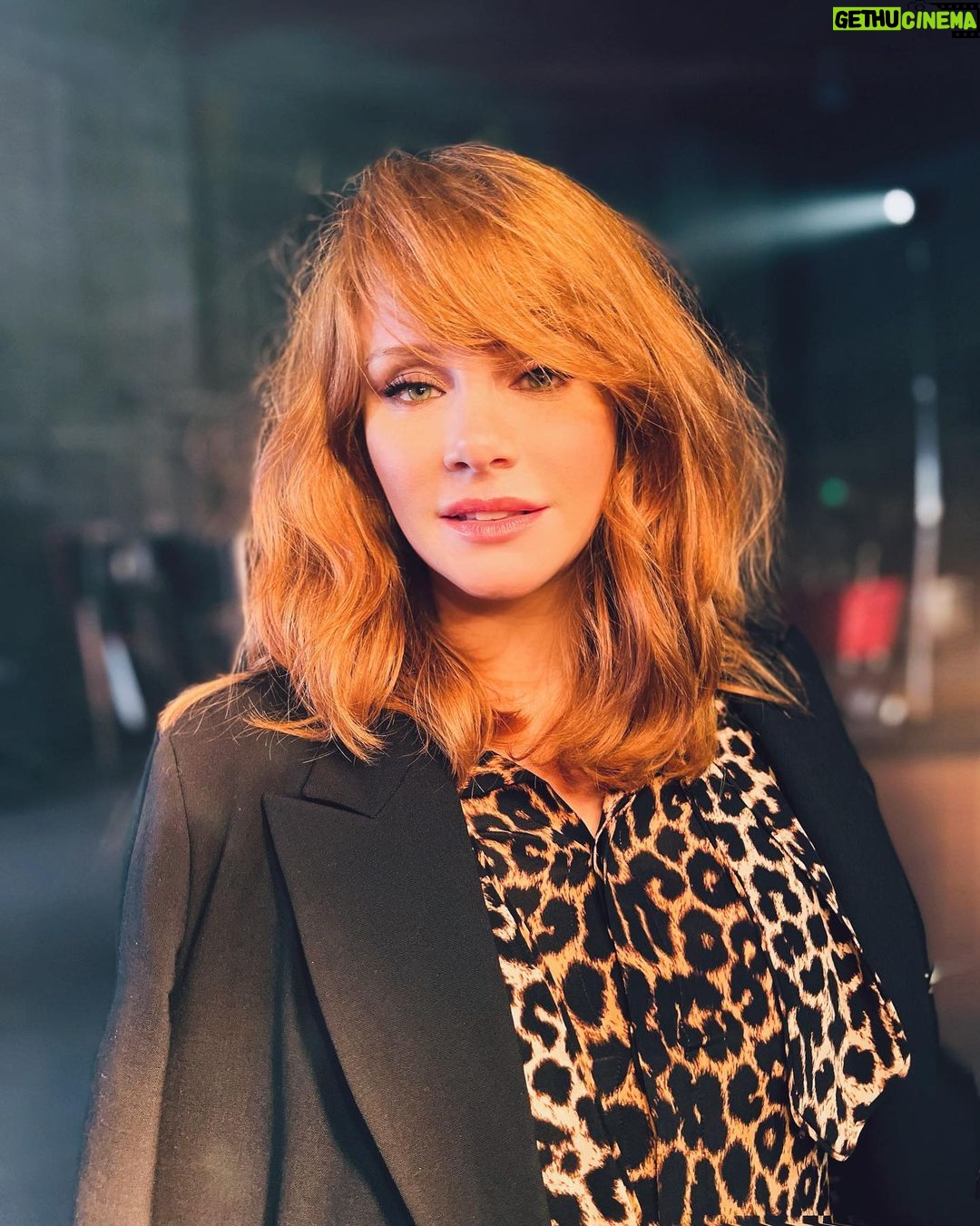 Bryce Dallas Howard Instagram - #TBT – always at peace in the hands of @vivianbaker, @hairbyadir, @bridgetbragerhair, and @misterjasonlow for @jurassicworld press ☺️ #JurassicWorldDominion