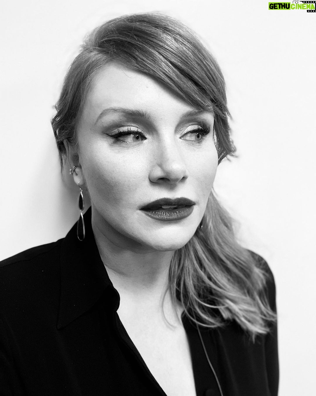 Bryce Dallas Howard Instagram - #TBT – always at peace in the hands of @vivianbaker, @hairbyadir, @bridgetbragerhair, and @misterjasonlow for @jurassicworld press ☺️ #JurassicWorldDominion