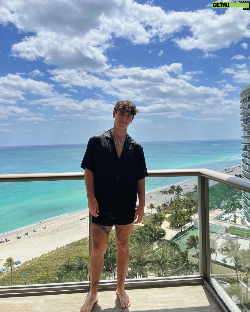 Bryce Hall Instagram - miami dump 😅 Miami, Florida