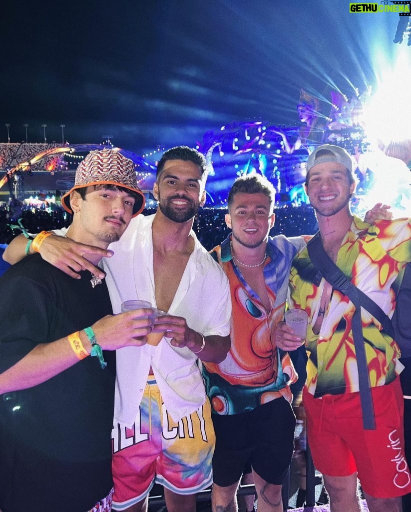 Bryce Hall Instagram - here’s a little photodump of me being a sober sam at EDC 🤩 best festival by far Electric Daisy Carnival (EDC)