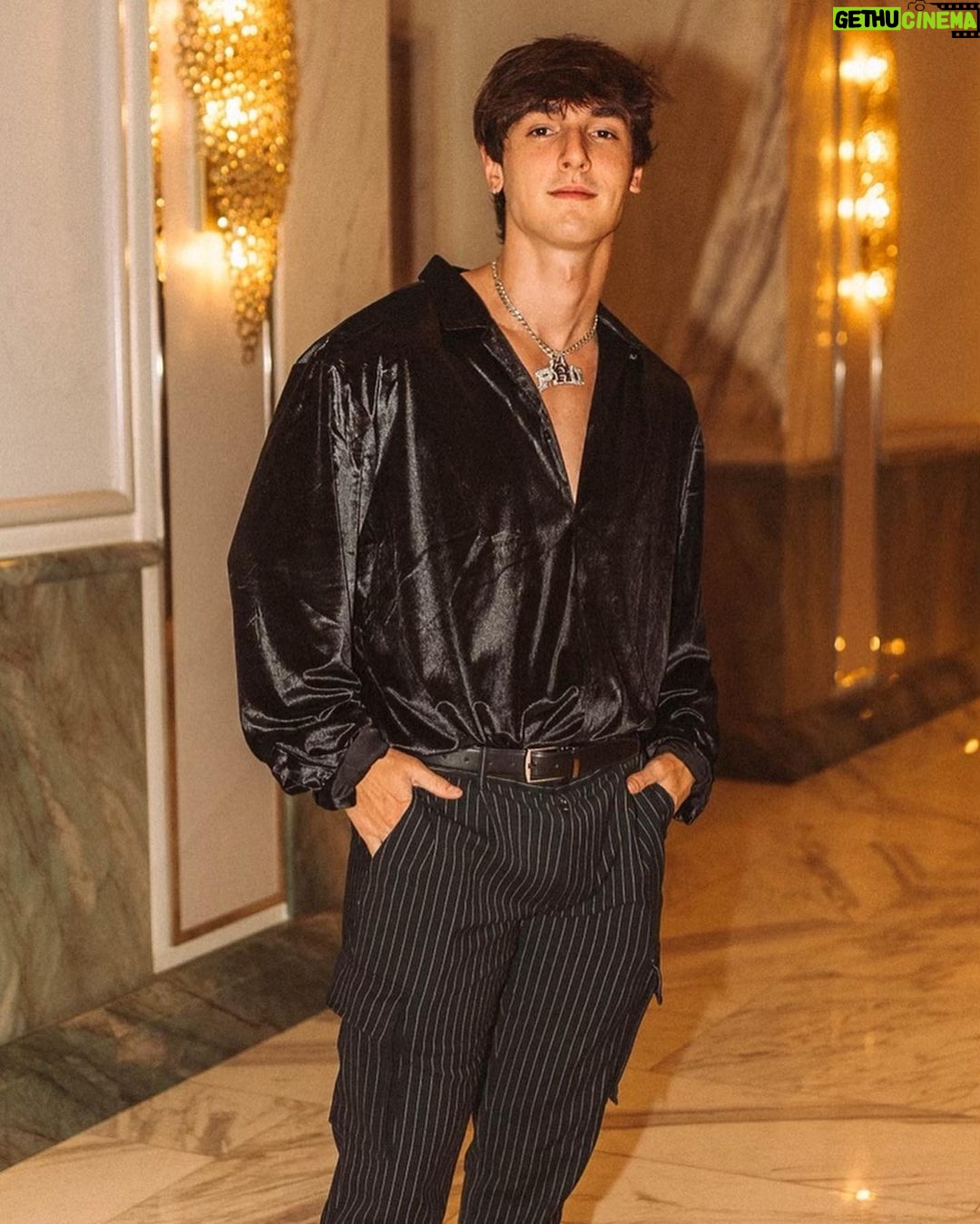 Bryce Hall Instagram - what happens in vegas doesn’t stay in vegas because i film everything Las Vegas, Nevada