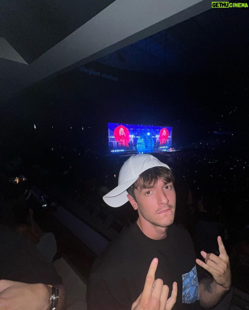 Bryce Hall Instagram - I found a baby at the beyonce concert Las Vegas, Nevada
