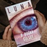 Buğra Gülsoy Instagram – “Hatırla. Çünkü vakti geldi” #Luna 🌙 Sana öğretilenler mutlak doğrular olmadı hiçbir zaman. Doğduğunda hayatı bundan ibaret sandın, senden öncekiler de öyle sandı. Sen bunu gerçek diye algıladın. Aklına sürgün edildin, akıllarımıza hapsedildik. Üstelik şimdiye ait değil bu tutsaklık, binlerce yıldır süregelen bir kanıksanış. Koca bir aldanış. Alışkanlıklarımıza alıştırıldık, onlardan asla kopartılmamak üzere. Korkularımızın, kaygılarımızın kontrol ettiği strese dayalı yapay nefesler yarattılar bizlere. Çıkar yol bulamayan, debelendikçe batan, çırpındıkça yalnızlaşan çaresiz birer varlığa dönüştürüldük. Her şey, özünün derinliklerinde, bilincine açılan o nehirde. Hatırla! Çünkü vakti geldi!