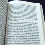 Buğra Gülsoy Instagram - 📌 Kayıp zamanım bir ‘an’ gibiydi, ruhumdaki ağırlığı ise asırlar süren bir yorgunluk. (İkinci Kıyamet, Güneşin Battığı Yer) #BirinciKıyamet #İkinciKıyamet @inkilapkitabevi