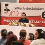 Buğra Gülsoy Instagram - Hem söyleştik, hem imzalaştık… 🎙️✍🏻 İlginiz için teşekkürler Merzifon ✨ 📚