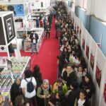 Buğra Gülsoy Instagram - Hem söyleştik, hem imzalaştık… 🎙️✍🏻 İlginiz için teşekkürler Merzifon ✨ 📚