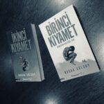 Buğra Gülsoy Instagram – “Hayatımda ilk kez bulutların üzerindeydim, bir zamanlar nefret ettiğim o demir kuşlardan birinin içinde. Ne tuhaf, insanoğlu bulutlara savaşmak için çıkmıştı ilk, buradan yeryüzüne bakarken, ne kadar önemsiz, değersiz, bir hiçmişiz meğerse, ama bunun farkına bile varmamışız, ya da varmak istememişiz, varlığımıza ihanet edercesine meydan okumuşuz doğaya, hâlâ daha okumaya devam ederek. Oysaki bu kadar yüksekten bakınca aşağıya, tek bir insan bile görünmüyordu gezegende, tek hükümdarlar dağlar, ovalar, sular, üzerinde sınır çizgilerinin olmadığı topraklardı, üstümüzdeki gök kubbeydi sadece, bizler zavallı kullarıydık onun, o bize değil biz ona hizmet etmeliydik, yaptığımız şey hiçbir zaman hizmet olmadı ama, ihanetti hep.” #BirinciKıyamet #İkinciKıyamet @inkilapkitabevi