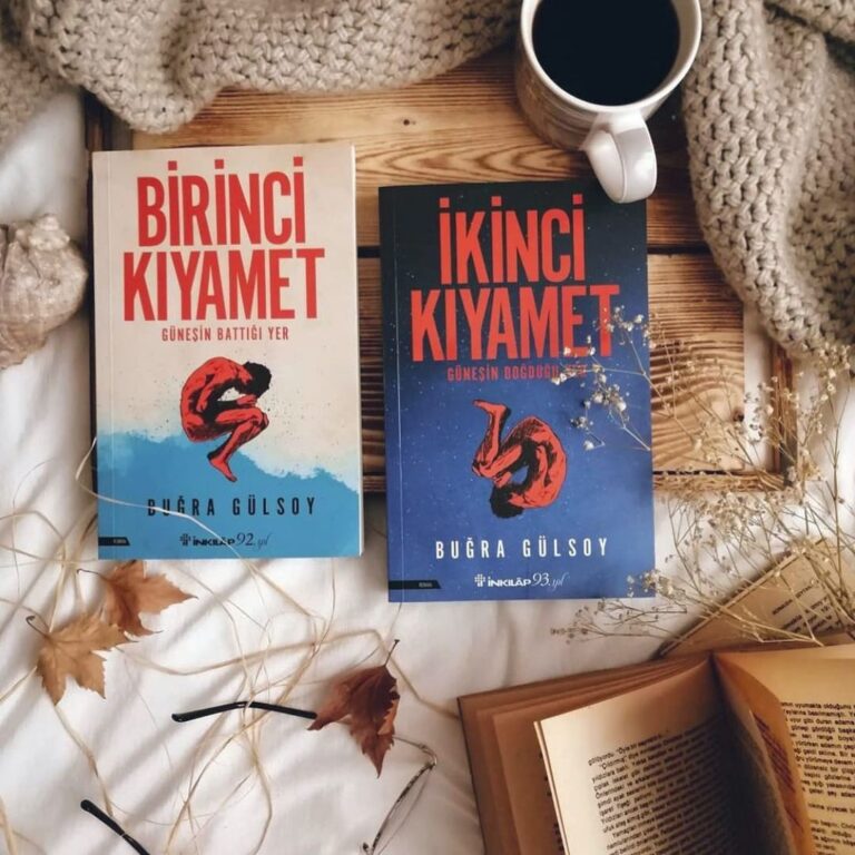 Buğra Gülsoy Instagram - “Önce Dünyaya Atıldım, Sonra Dünyadan!” 📚Saniyeler, dakikalar, haftalar, aylar, seneler, şimdi-şu an; bugün, dün, yarın... Bunlar sadece onu kontrol etme çabamızmış: Kendimizi kaybolmuş hissetmemek için birer çare. Onu hesaplamaktan ileriye gidememişiz hiç. Zamanı kendi içinde bulunduğumuz aralığa göre hesaplamışız hep. Ama o bir bütünmüş, ben sadece onun bir bütün olduğunu unuttum ya da unutmak istedim, işime gelmedi. Nereden bilebilirdim ki; kendi zamanımda yaktığım bir kibritin benden sonraki zamanları kasıp kavuracağını. Çözüm mü? Maalesef. İçi sonsuz keder dolu acımasız sonuçlar sadece. “Sular yükseldikçe balıklar karıncaları yer, sular çekildikçe de karıncalar balıkları. Her şeye karar veren suyun akışıdır Sabri, bunu unutma,” demişti Tevfik Öğretmen, uzak güneyde kör bir kara keşişten bu sözü duyduğunda. Genç olmamın vermiş olduğu bilgisizliği kibirlerimin ardına saklamıştım: “Her türlü biri diğerini yiyecek, ne anlamı var ki?” Gözleri üzerine oturan tebessüm sorduğum soruya değil, kendi cevabına aitti: “O zaman sende suya girme”. Suya girmemek mi? Bir korkak olarak mı yaşamam gerektiğini söylüyordu bana? Bu satırları yazarken ne demek istediğini biliyorum şimdi. Ama her şey için çok geç artık. Önce dünyaya atıldım, sonra da dünyadan. Zamanıma ait karanlık bir yolculuğa çıkmak zorunda kalan ve bir insanın asla şahit olmaması gereken şeylere tanık olan ben, tüm kıyametlerin nedeni oldum. Bütün zaman benim yüzümden çöktü! (Güneşin Battığı Yer, 1912)