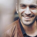 Buğra Gülsoy Instagram - Gülmek de bulaşmaya dahil..
