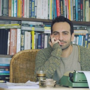Buğra Gülsoy Instagram - Birinci Kıyamet’in devamı, serinin son kitabı “İkinci Kıyamet; Güneşin Doğduğu Yer” yakında raflarda... #Roman #Novel photo crdt; @aren_senorkyan 📷⭐️ #ikincikıyamet #ikincikıyametgüneşindoğduğuyer #birincikıyamet #birincikıyametgüneşinbattığıyer