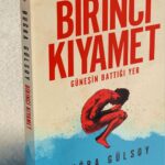 Buğra Gülsoy Instagram - Küçükken, “Bir yere aitsen mutlu olursun, ait ol evlat, korunursun korursun, güvende olursun,” demişti annem, ağzından akan son vişne reçeli tonton yanaklarından süzülüp içi saman dolu yastığına dokunduğunda. Avuçlarını yerin üstüne koyup her öksürdüğünde, “Bak yine reçel kaçtı boğazıma,” diyerek söylenirdi ufak gözleriyle kendisine bakan bana. “Bir türlü öğrenemedin şunu yemeyi ana,” diyerek göstermeye çalışırdım ona, reçelin nasıl yenilmesi gerektiğini. Bana hiç belli etmeden sıcacık gülümsemesiyle kendisine öğretmeme izin vermişti senelerce. Kandırıldığımı çok sonra anladım. Dersaadet’e gelip şehir insanlarının da reçel yemeyi beceremediklerini gördüğümde. (birinci kıyamet; güneşin battığı yer) #birincikıyamet