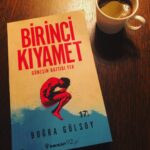 Buğra Gülsoy Instagram - “Yaşanmış, akıl almaz bir hayat hikayesinden...” “Saniyeler, dakikalar, haftalar, aylar, seneler, şimdi-şu an; bugün, dün, yarın... Bunlar sadece onu kontrol etme çabamızmış: Kendimizi kaybolmuş hissetmemek için birer çare. Onu hesaplamaktan ileriye gidememişiz hiç. Zamanı kendi içinde bulunduğumuz aralığa göre hesaplamışız hep. Ama o bir bütünmüş, ben sadece onun bir bütün olduğunu unuttum ya da unutmak istedim, işime gelmedi. Nereden bilebilirdim ki; kendi zamanımda yaktığım bir kibritin benden sonraki zamanları kasıp kavuracağını. ⁣ Çözüm mü? Maalesef. İçi sonsuz keder dolu acımasız sonuçlar sadece.” (Birinci Kıyamet, Güneşin Battığı Yer) #birincikıyamet