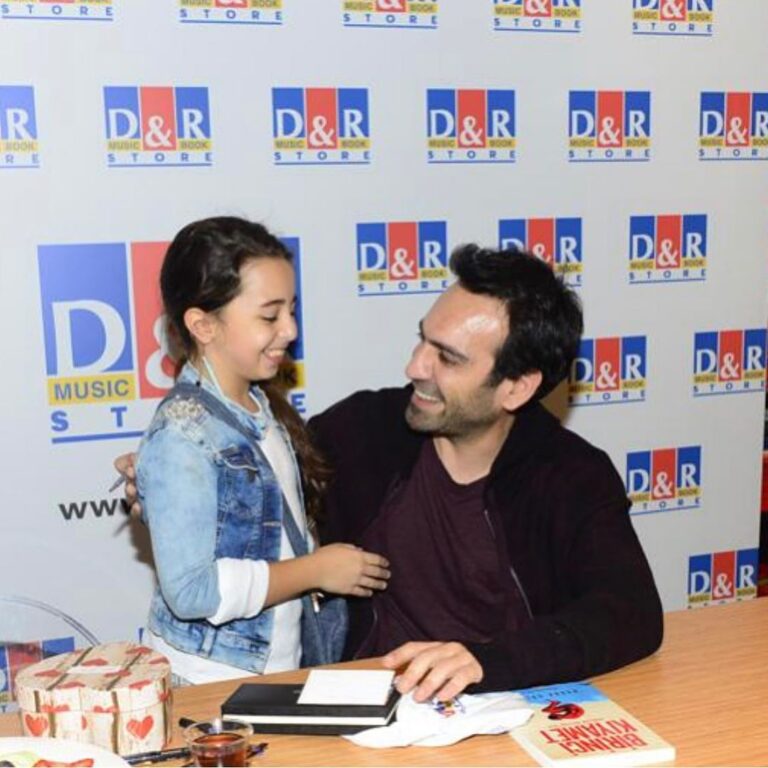 Buğra Gülsoy Instagram - En güzel imza günü sürprizi, canım #Kızım @berengokyildiz_official ✨✨✨#birincikıyametgüneşinbattığıyer #BirinciKıyamet