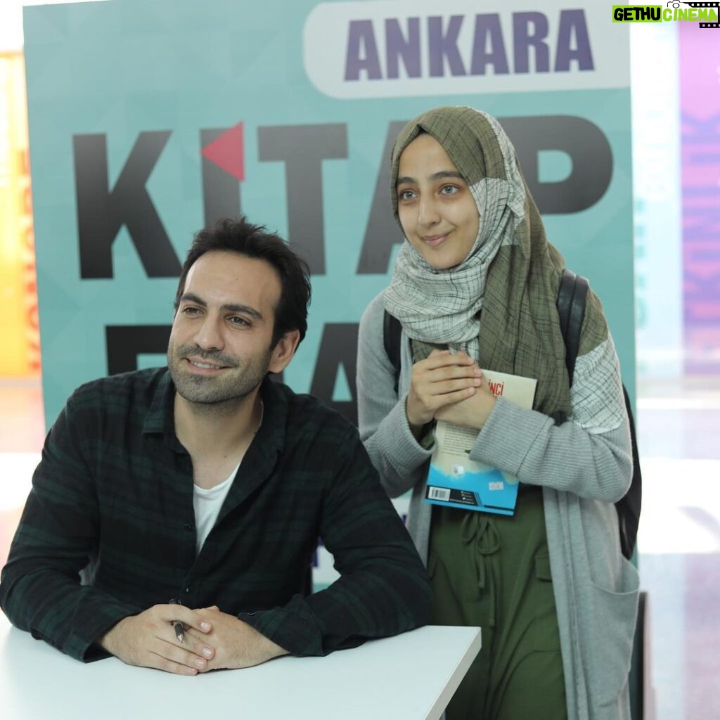 Buğra Gülsoy Instagram - İlk imza günümde beni yalnız bırakmayan Ankara okurlarına sonsuz teşekkürler 🙏🏻 Haftaya (27 Ekim Pazar) yeniden aynı yerde -ATO Congresium’da- görüşmek üzere ⭐️📕 #birincikıyamet