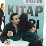 Buğra Gülsoy Instagram - İlk imza günümde beni yalnız bırakmayan Ankara okurlarına sonsuz teşekkürler 🙏🏻 Haftaya (27 Ekim Pazar) yeniden aynı yerde -ATO Congresium’da- görüşmek üzere ⭐️📕 #birincikıyamet