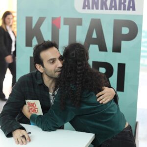 Buğra Gülsoy Instagram - İlk imza günümde beni yalnız bırakmayan Ankara okurlarına sonsuz teşekkürler 🙏🏻 Haftaya (27 Ekim Pazar) yeniden aynı yerde -ATO Congresium’da- görüşmek üzere ⭐️📕 #birincikıyamet