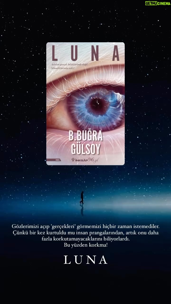 Buğra Gülsoy Instagram - “Gözlerimizi açıp ‘gerçekleri’ görmemizi hiçbir zaman istemediler. Çünkü bir kez kurtuldu mu insan prangalarından, artık onu daha fazla korkutamayacaklarını biliyorlardı. Bu yüzden korkma!” (Luna) @inkilapkitabevi #kitap “Zorluklardan yıldızlara doğru…” 🌙