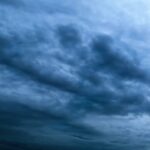 Buğra Gülsoy Instagram – “Hatırla. Çünkü vakti geldi” #Luna 🌙 Sana öğretilenler mutlak doğrular olmadı hiçbir zaman. Doğduğunda hayatı bundan ibaret sandın, senden öncekiler de öyle sandı. Sen bunu gerçek diye algıladın. Aklına sürgün edildin, akıllarımıza hapsedildik. Üstelik şimdiye ait değil bu tutsaklık, binlerce yıldır süregelen bir kanıksanış. Koca bir aldanış. Alışkanlıklarımıza alıştırıldık, onlardan asla kopartılmamak üzere. Korkularımızın, kaygılarımızın kontrol ettiği strese dayalı yapay nefesler yarattılar bizlere. Çıkar yol bulamayan, debelendikçe batan, çırpındıkça yalnızlaşan çaresiz birer varlığa dönüştürüldük. Her şey, özünün derinliklerinde, bilincine açılan o nehirde. Hatırla! Çünkü vakti geldi!