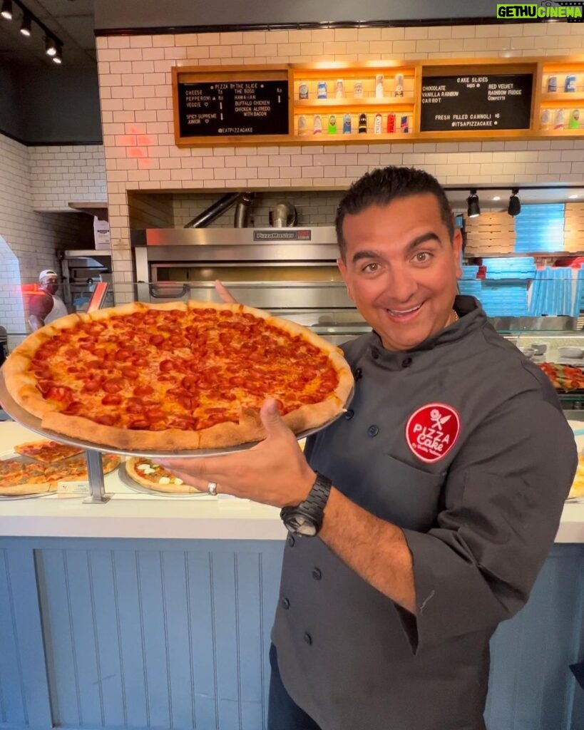 Buddy Valastro Instagram - With a pizza like this, it’s all smiles! #pizzacake #buddyvalastro #pizza #pepperonipizza #harrahs #harrahsvegas #harrahsneworleans #vegas #neworleans