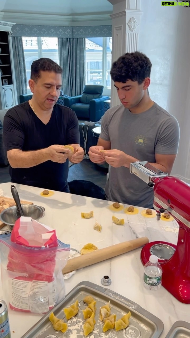 Buddy Valastro - 54K Likes - Cooking is one of the greatest gifts you can give to those you love. Happy Sunday
#Ilovemyfamily
#Sundaycooking
#quiltytimewiththefam #famiglia