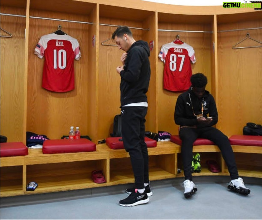 Bukayo Saka Instagram - What a player ! Thank you for everything bro. Enjoy your next chapter @m10_official 🙏🏿❤️