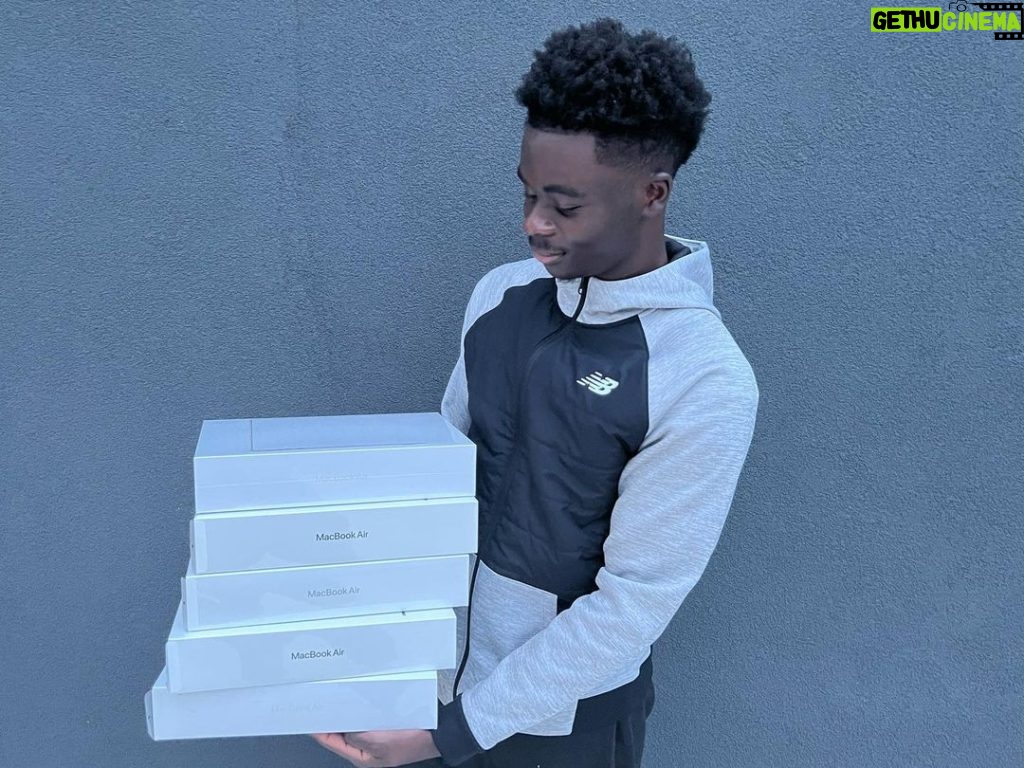 Bukayo Saka Instagram - Competition Time! 💻 🎁 As the New Year begins its a fresh start to create opportunities and chase our dreams. I have decided to give away 5 Apple laptops to aspiring entrepreneurs, creatives and professionals to support your journeys in 2023. To win, all you have to do is tag your business in the comment section. I'll DM 20 accounts from the comments where you'll tell me your story and goals for the New Year and then after that we will pick the 5 winners ! Competition closes 5th Jan 2023. Happy tagging my IG Family - excited to support your journeys 🙏🏿
