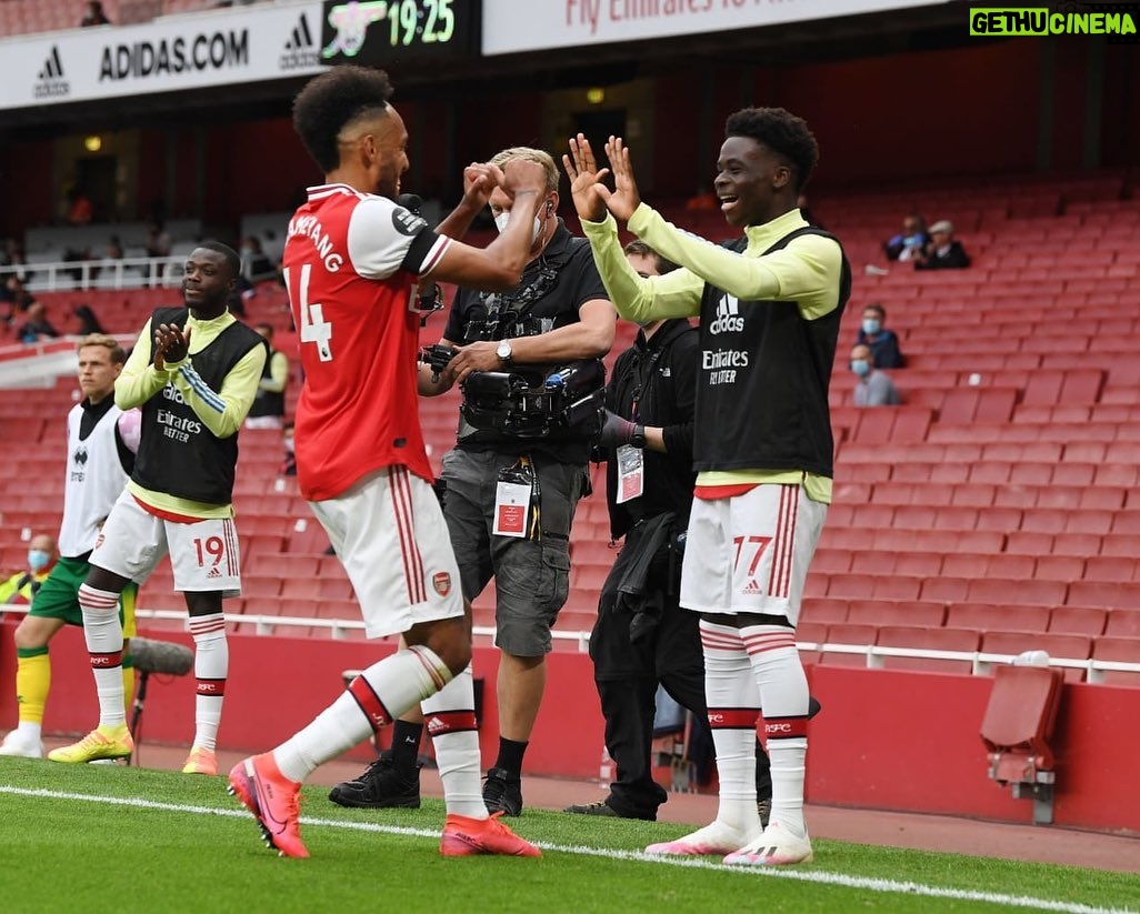 Bukayo Saka Instagram - Thank you for everything @auba Legend 👑