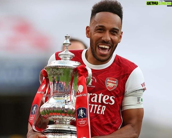 Bukayo Saka Instagram - Thank you for everything @auba Legend 👑
