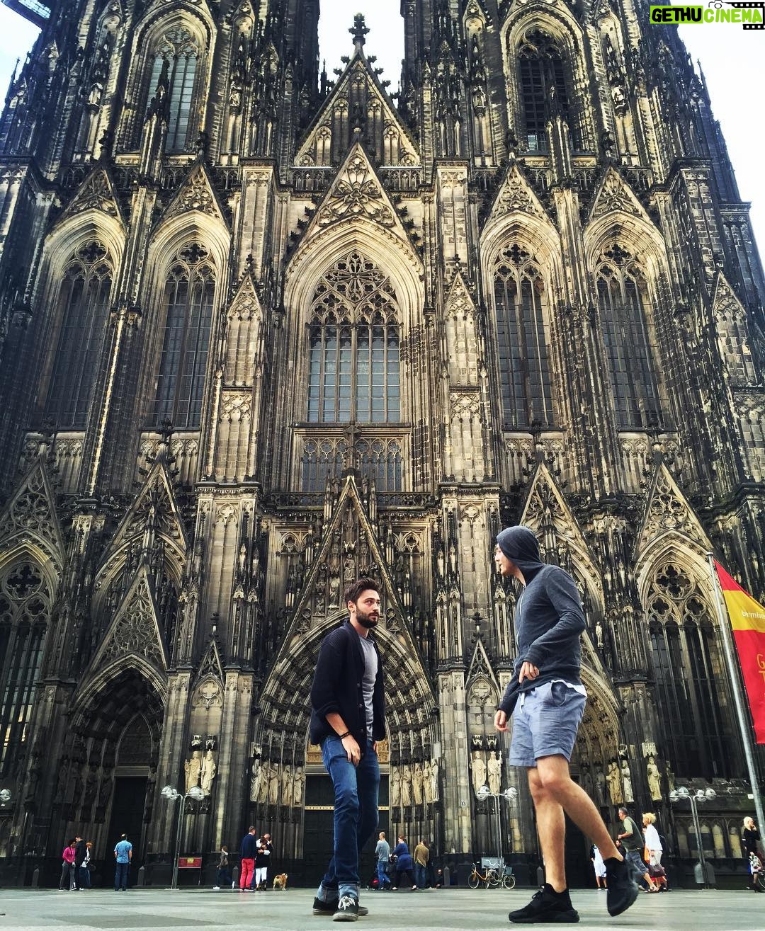 Burak Tozkoparan Instagram - bugün ki durağımız köln / todays destinaton is cologne 😂