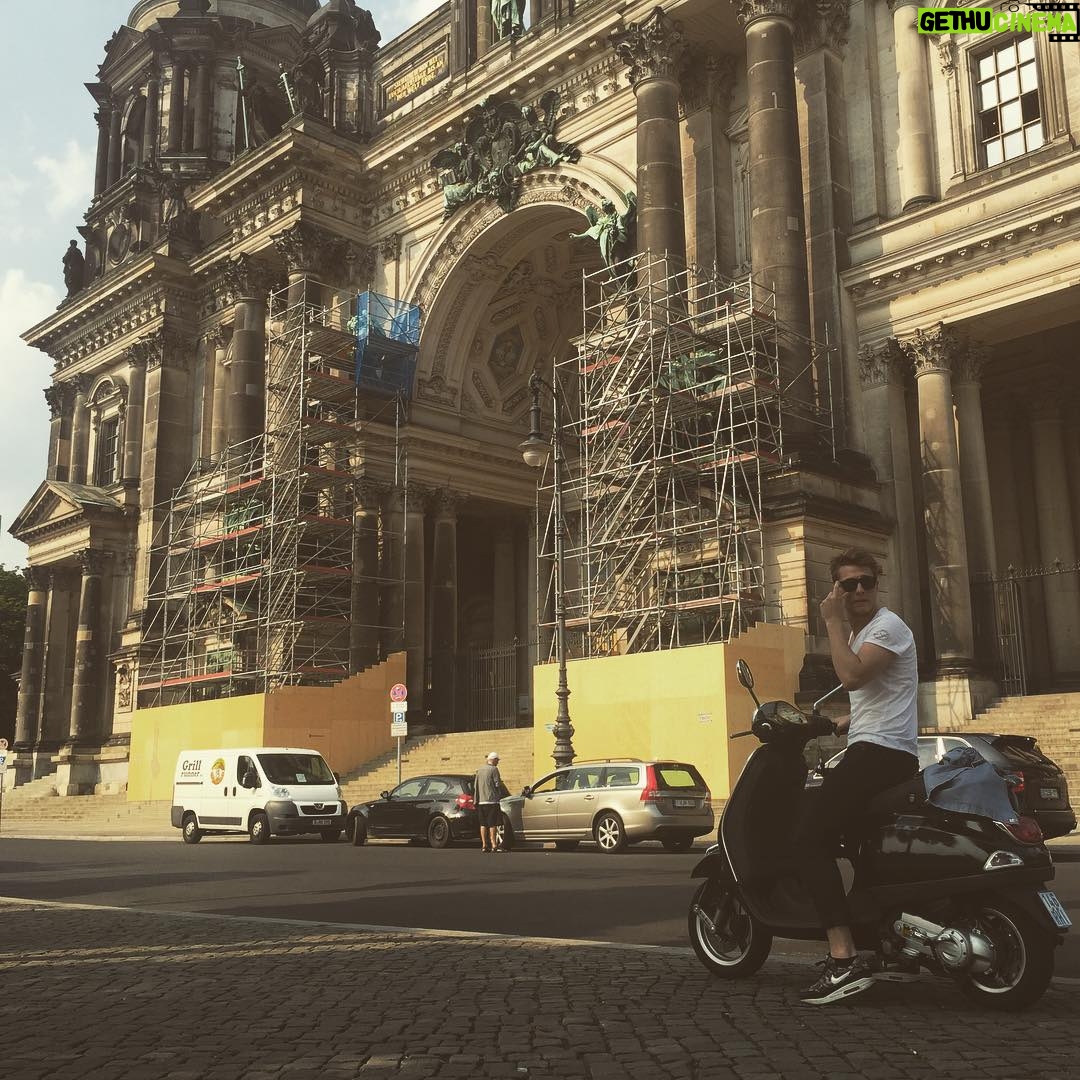 Burak Tozkoparan Instagram - Biraz küçük oldu ama idare edicez. 😁