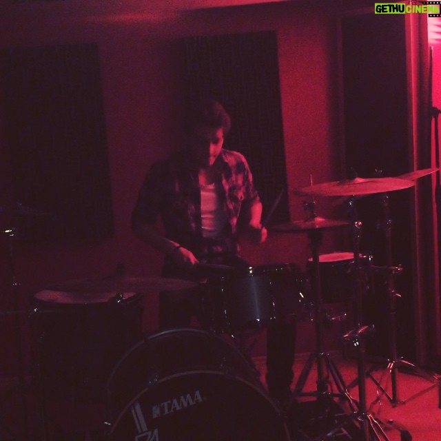 Burak Tozkoparan Instagram - Madem bugün günlerden #paramparça benden size gelsin.. (paramparça dizisi final müziği drum cover) 💀💀 iyi seyirler...