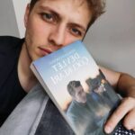 Burak Tozkoparan Instagram - Ben kitabı daha basılmadan önce okudum. Çekiyor insanı içine, üstüne bir de kapakta yer aldım. Harika bir aşk mücadelesi ama içinde çocuklar için öyle özel bir hayal var ki, keşke gerçek olsa diyorsunuz. Gözlerinizi kırpmadan kovalıyorsunuz öyküyü... Hayal etmek gerek. Ama konu çocuklar ise acele etmek gerek. Sadece bir an ... Bir an bile burada geçen hikaye gerçek olsa diye düşündüğümde gözleri doluyor insanın. #devletçocukları @f.nur__