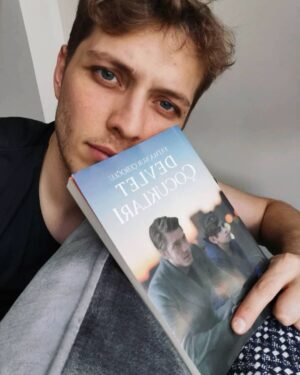 Burak Tozkoparan Instagram - Ben kitabı daha basılmadan önce okudum. Çekiyor insanı içine, üstüne bir de kapakta yer aldım. Harika bir aşk mücadelesi ama içinde çocuklar için öyle özel bir hayal var ki, keşke gerçek olsa diyorsunuz. Gözlerinizi kırpmadan kovalıyorsunuz öyküyü... Hayal etmek gerek.
Ama konu çocuklar ise acele etmek gerek. 
Sadece bir an ...
Bir an bile burada geçen hikaye gerçek olsa diye düşündüğümde  gözleri doluyor insanın. #devletçocukları
@f.nur__
