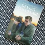Burak Tozkoparan Instagram - Ben kitabı daha basılmadan önce okudum. Çekiyor insanı içine, üstüne bir de kapakta yer aldım. Harika bir aşk mücadelesi ama içinde çocuklar için öyle özel bir hayal var ki, keşke gerçek olsa diyorsunuz. Gözlerinizi kırpmadan kovalıyorsunuz öyküyü... Hayal etmek gerek. Ama konu çocuklar ise acele etmek gerek. Sadece bir an ... Bir an bile burada geçen hikaye gerçek olsa diye düşündüğümde gözleri doluyor insanın. #devletçocukları @f.nur__
