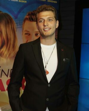 Burak Tozkoparan Instagram - @sesindeaskvarofficial filmimizin galasında bizi yalnız bırakmayan herkese teşekkürler.