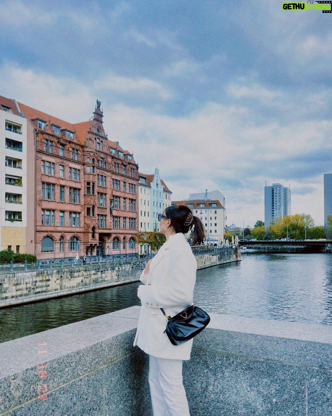 Burcu Özberk Instagram - Berlin🤘🏻 Rathausbrücke (Berlin)