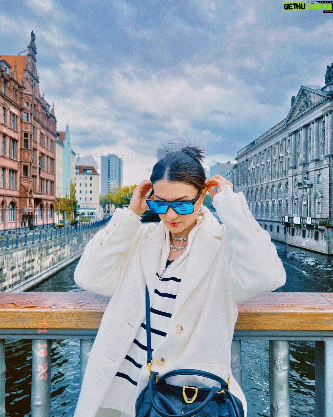 Burcu Özberk Instagram - Berlin🤘🏻 Rathausbrücke (Berlin)