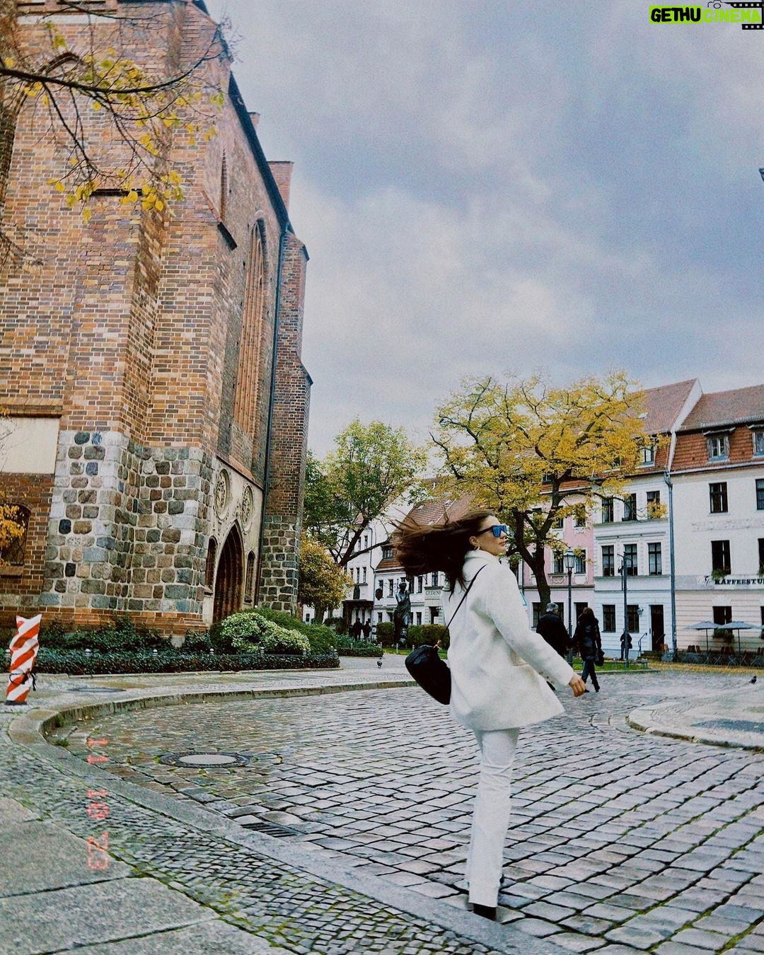 Burcu Özberk Instagram - Berlin🤘🏻 Rathausbrücke (Berlin)