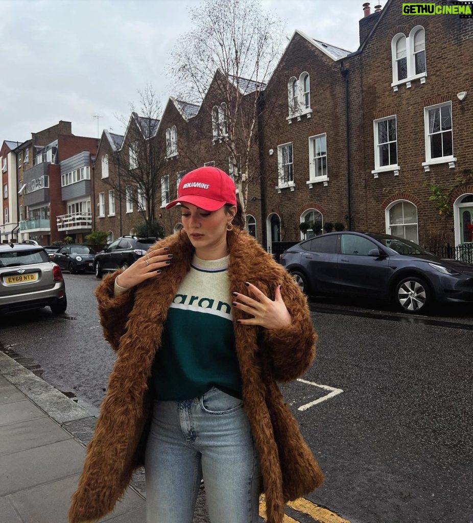 Burcu Özberk Instagram - Ve iyi bir çocuk olursanız belki Şirinleri bile görebilirsiniz😅 Notting Hill