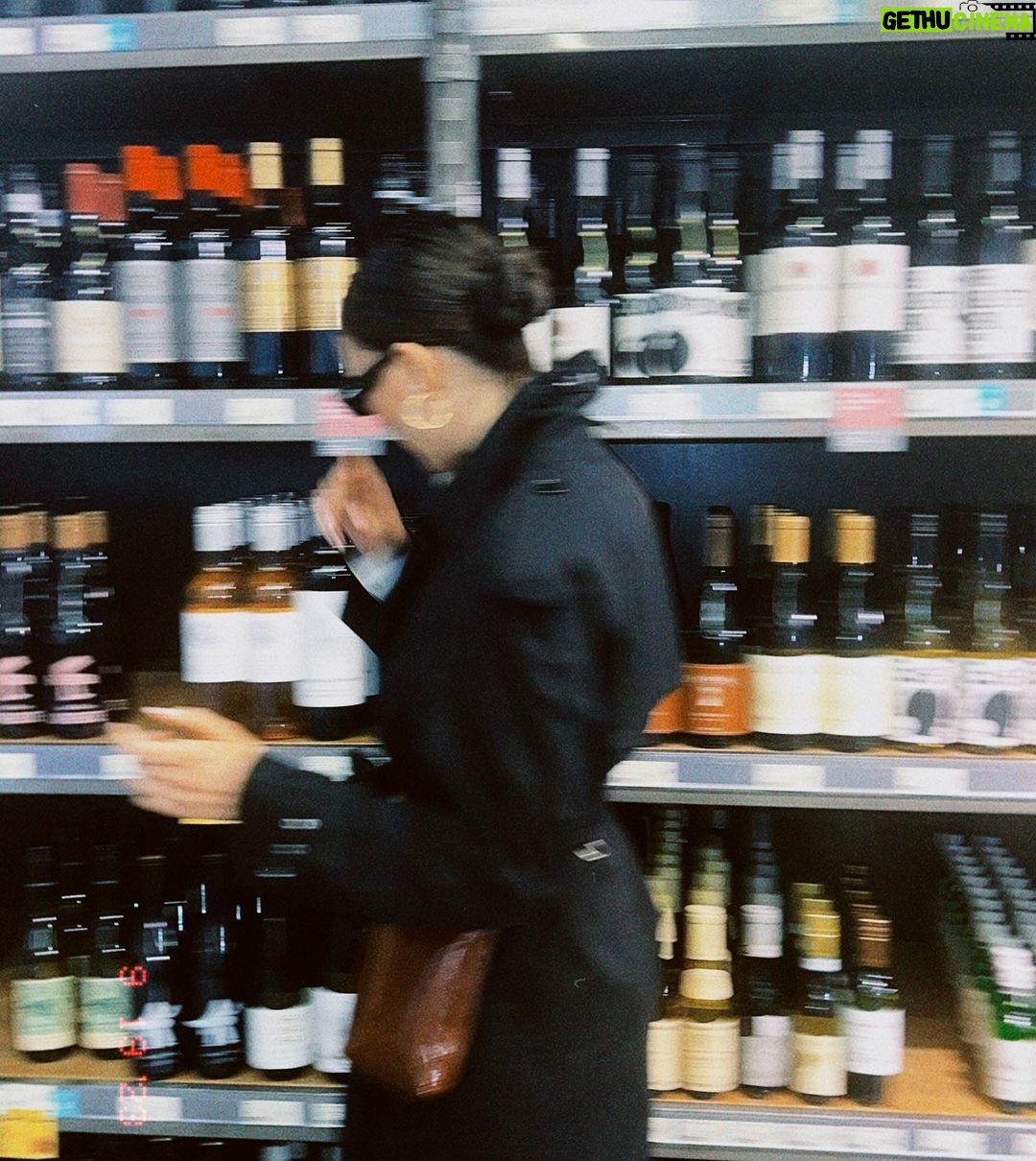 Burcu Özberk Instagram - Yağmurlu bir pazar günü yapılacaklar; 🍷🎶💬🍕