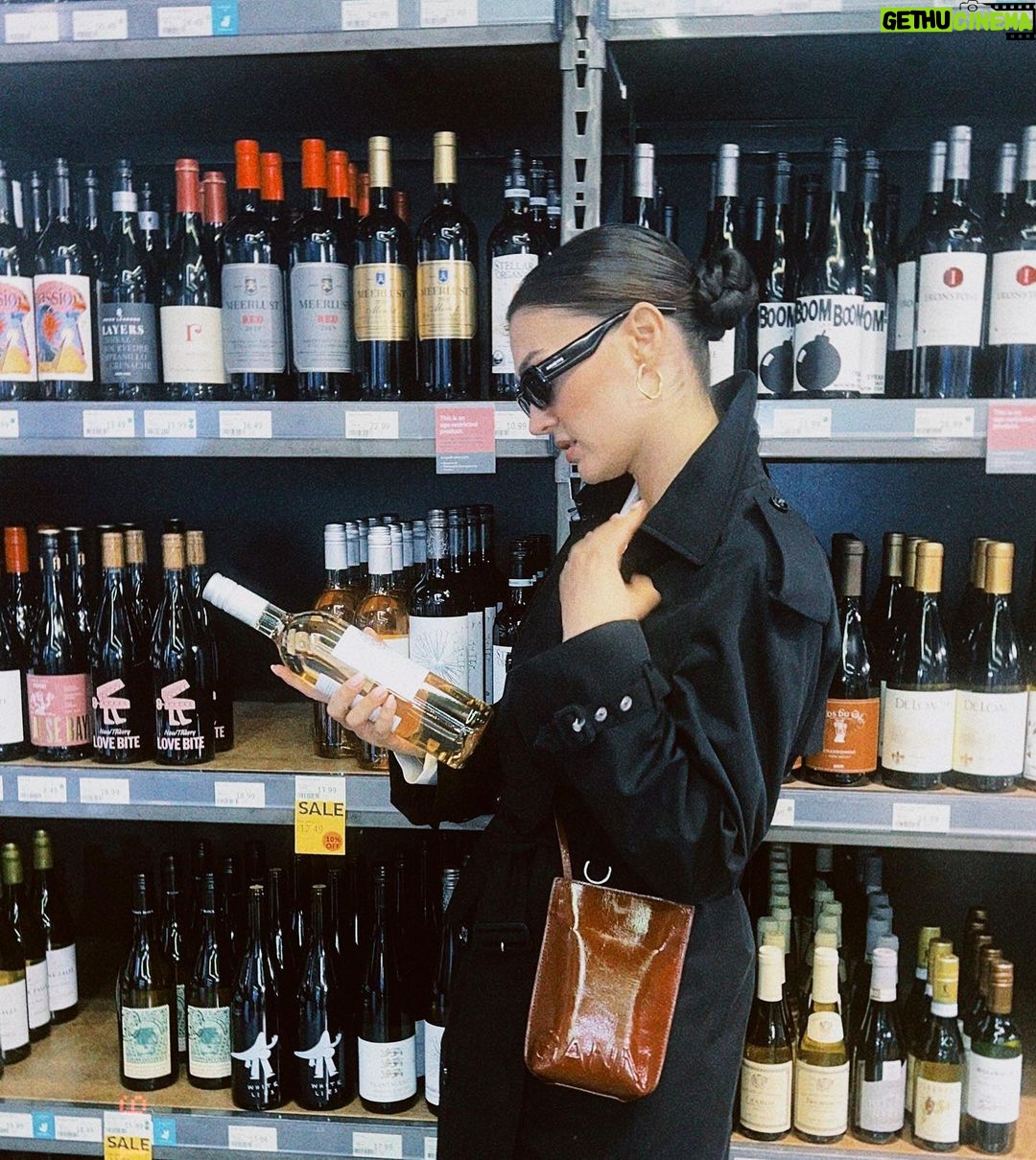Burcu Özberk Instagram - Yağmurlu bir pazar günü yapılacaklar; 🍷🎶💬🍕