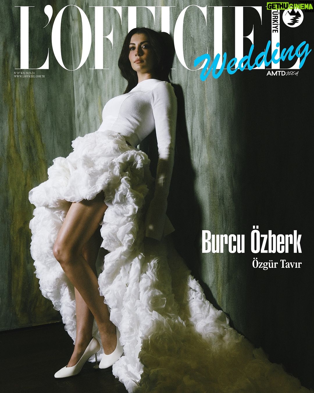 Burcu Özberk Instagram - #LOfficielWedding Kış sayımızda “Yeni projelerimde daha olgun roller oynamak istiyorum. Daha riskli. Daha gerçek.” diyen #BurcuÖzberk ile sahneleri, televizyonu, seyahat tutkusunu, ilişkilere bakışını konuştuk. Nasıl bir gelinlik ve düğün hayal ettiğini de… L’Officiel Wedding çok yakında dijital platformlarda ve bayilerde. Yayın Koordinatörü: @meltemaydin_ofc Röportaj: @buketcengizalp_ Fotoğraf: @ali_kalyoncu Stil Editörü: @mehtapstefou - @gbgstyle Saç: @nesriincann Makyaj: @melisilkkilic Fotoğraf Asistanları: @adadirenkurt, @aycaayazzz