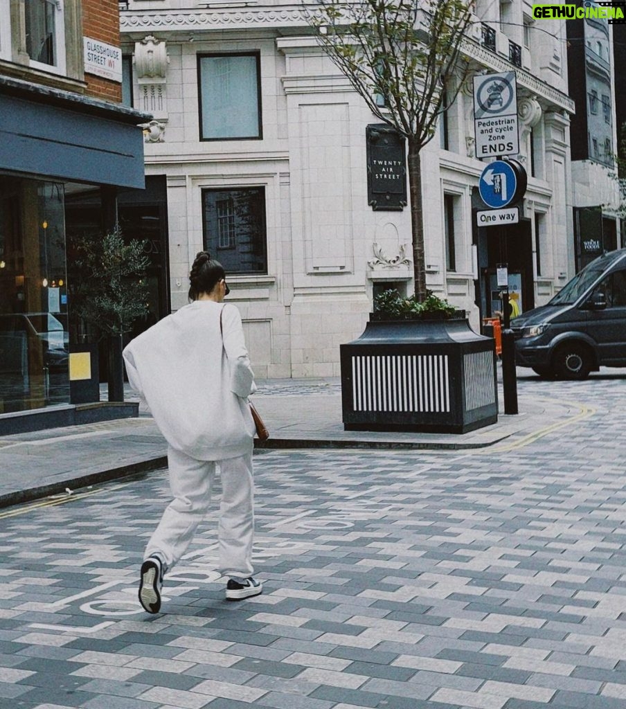 Burcu Özberk Instagram - I’ll be back soon 🖤 London, England, UK