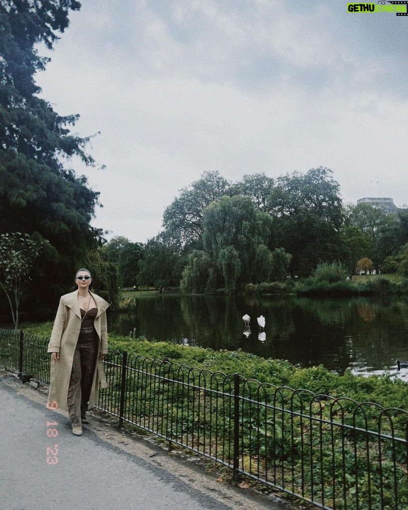 Burcu Özberk Instagram - 🖤 St James's Park