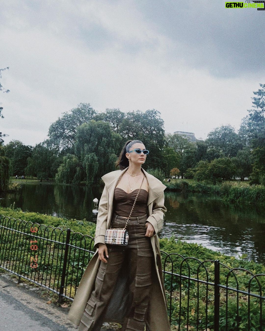 Burcu Özberk Instagram - 🖤 St James's Park