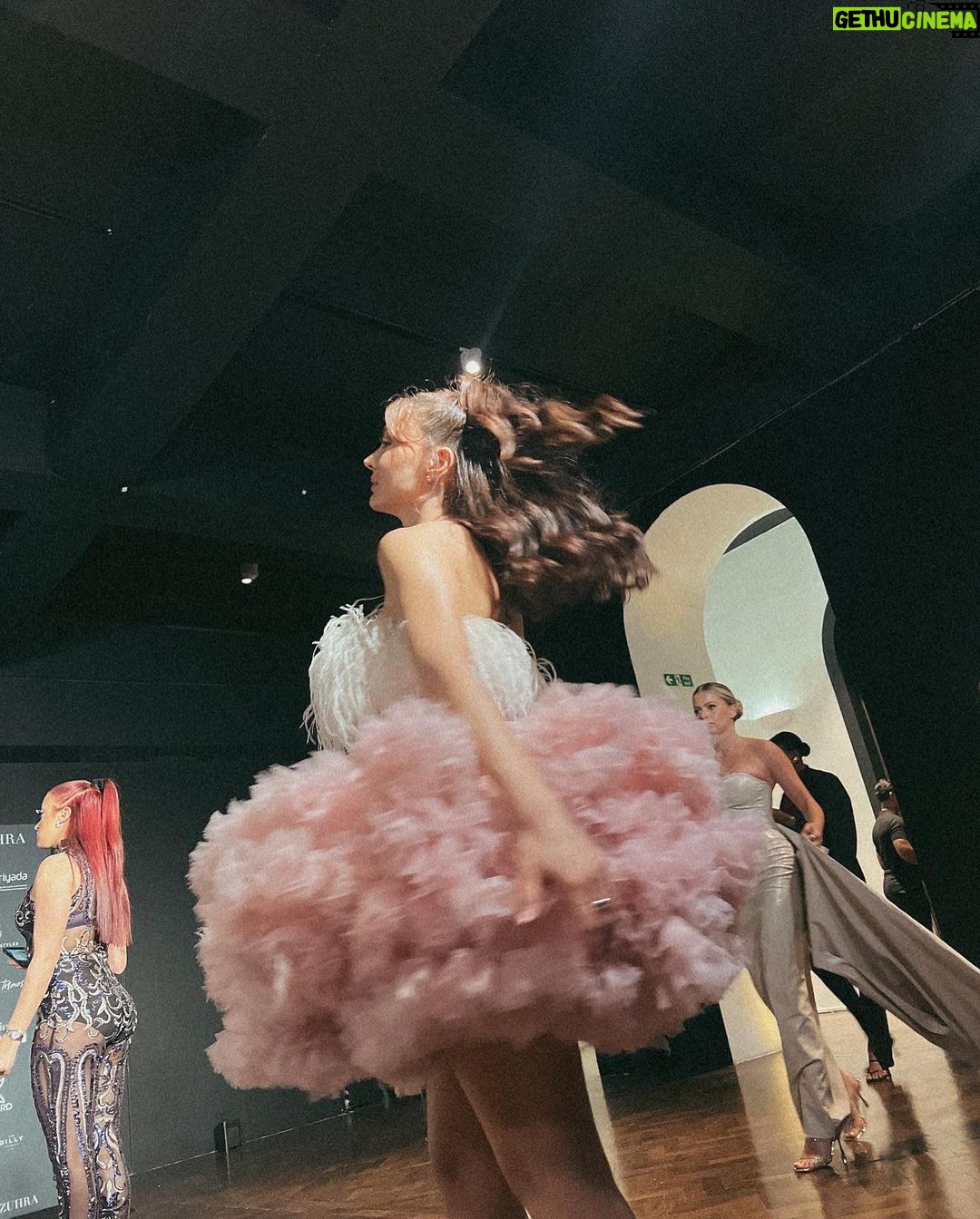 Burcu Özberk Instagram - LFW23 🌸 #davet Somerset House