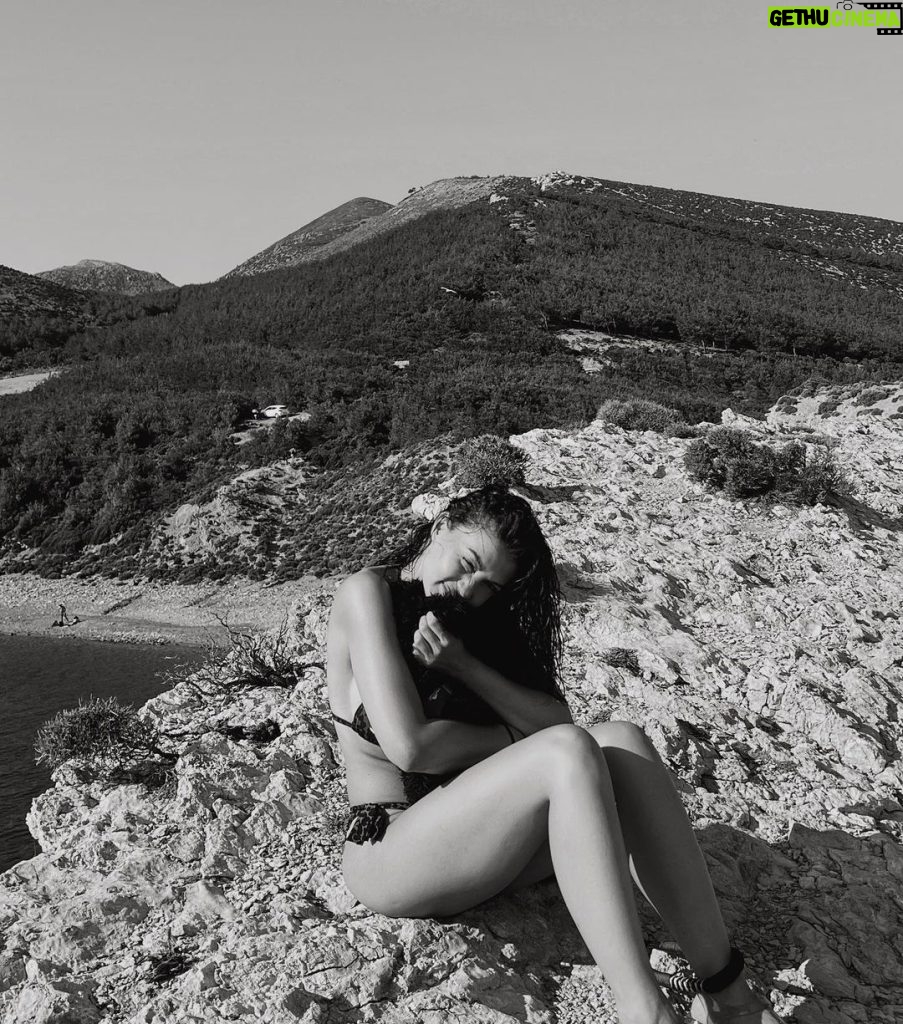 Burcu Özberk Instagram - İyi gelmez mi hiç deniz havası? 🖤 #tbt