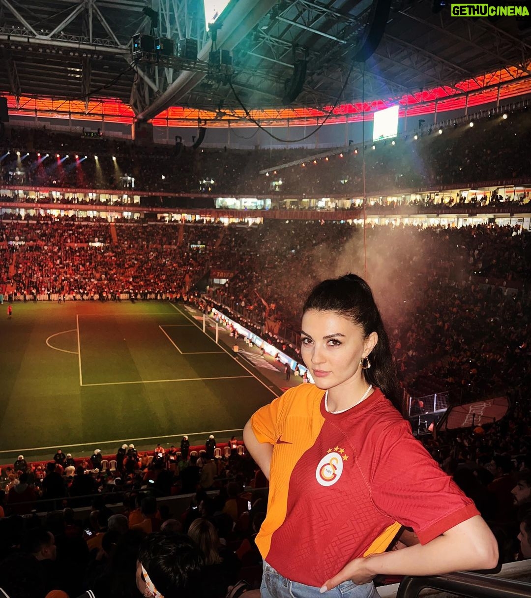 Burcu Özberk - 1.4 Million Likes - 🦁 ŞAMPİYONLUK BİZE ÇOK YAKIŞTI🦁