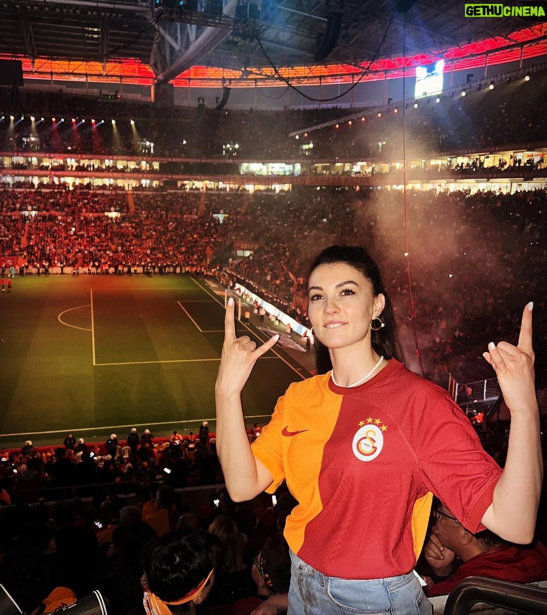 Burcu Özberk - 1.4 Million Likes - 🦁 ŞAMPİYONLUK BİZE ÇOK YAKIŞTI🦁